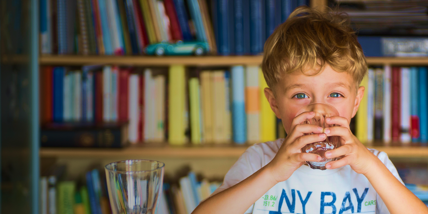 un bambino beve l'acqua