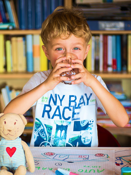 un bambino beve l'acqua