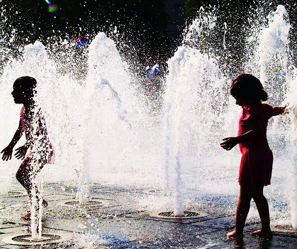 bambini giocano con l'acqua